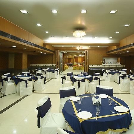 Emblem Hotel Sector 14 Гургаон Экстерьер фото