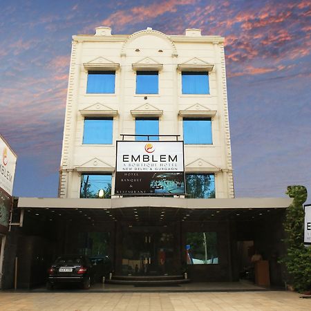 Emblem Hotel Sector 14 Гургаон Экстерьер фото