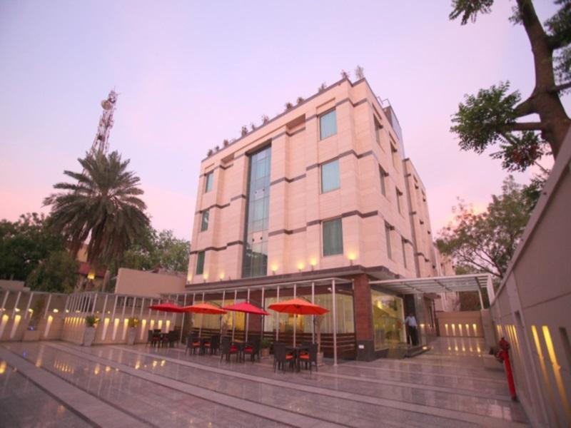 Emblem Hotel Sector 14 Гургаон Экстерьер фото