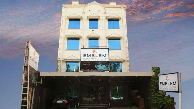 Emblem Hotel Sector 14 Гургаон Экстерьер фото