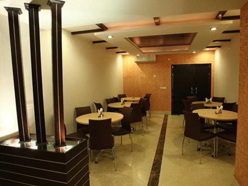 Emblem Hotel Sector 14 Гургаон Экстерьер фото