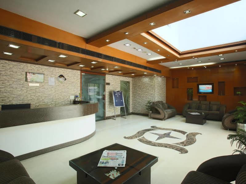 Emblem Hotel Sector 14 Гургаон Экстерьер фото