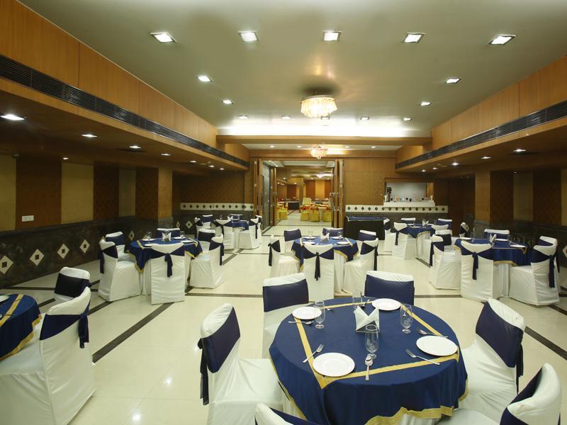 Emblem Hotel Sector 14 Гургаон Экстерьер фото