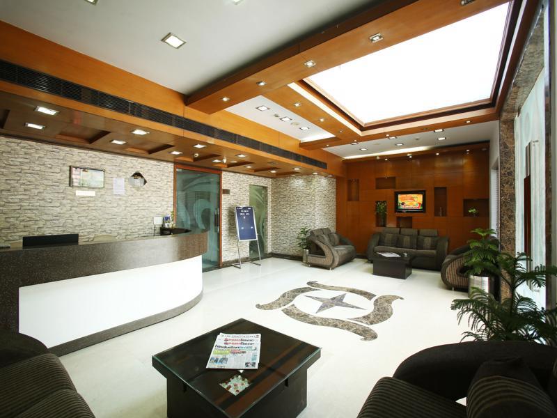 Emblem Hotel Sector 14 Гургаон Экстерьер фото