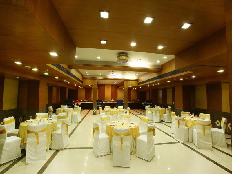Emblem Hotel Sector 14 Гургаон Экстерьер фото