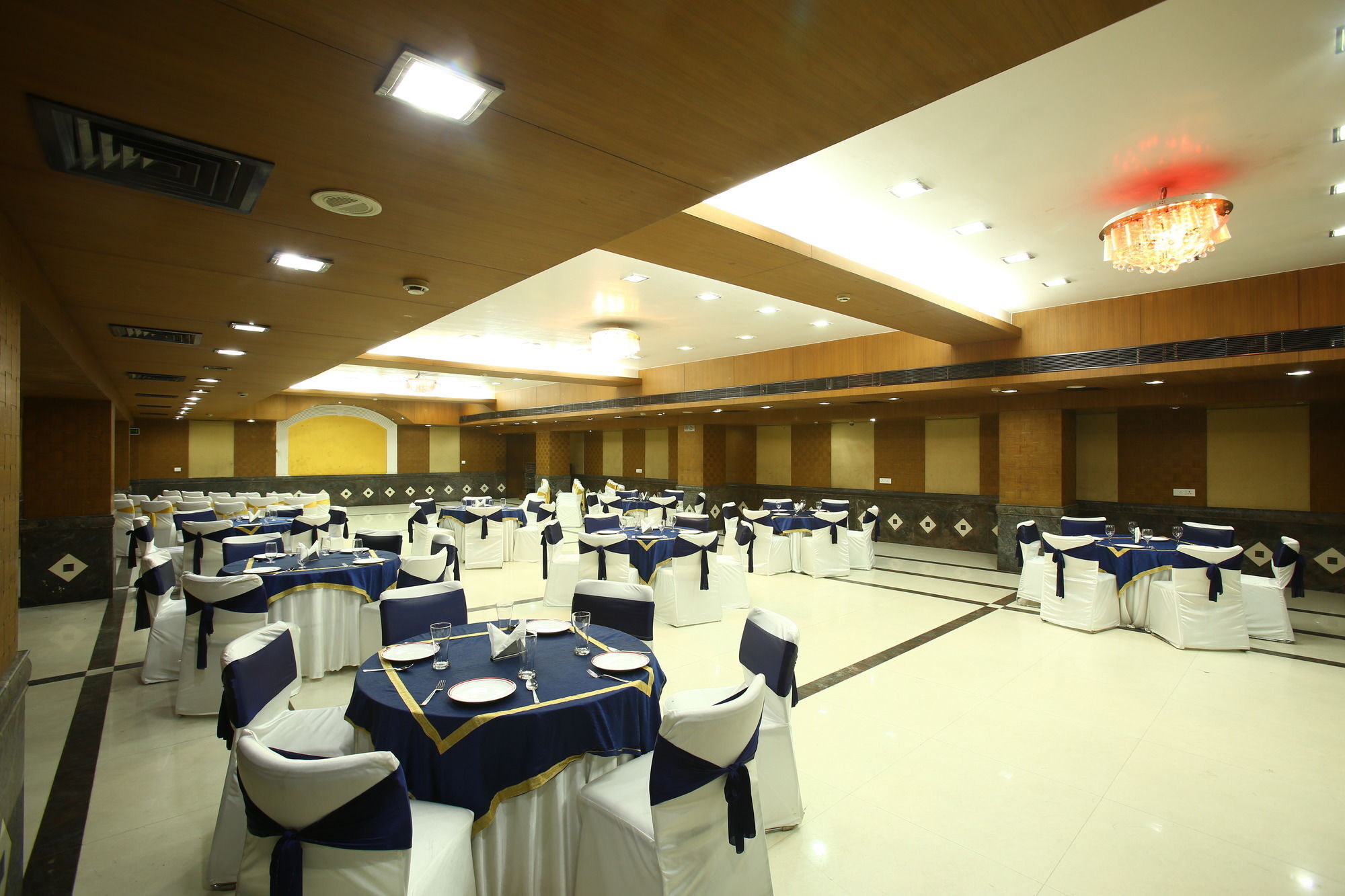 Emblem Hotel Sector 14 Гургаон Экстерьер фото