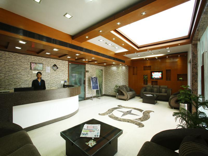 Emblem Hotel Sector 14 Гургаон Экстерьер фото