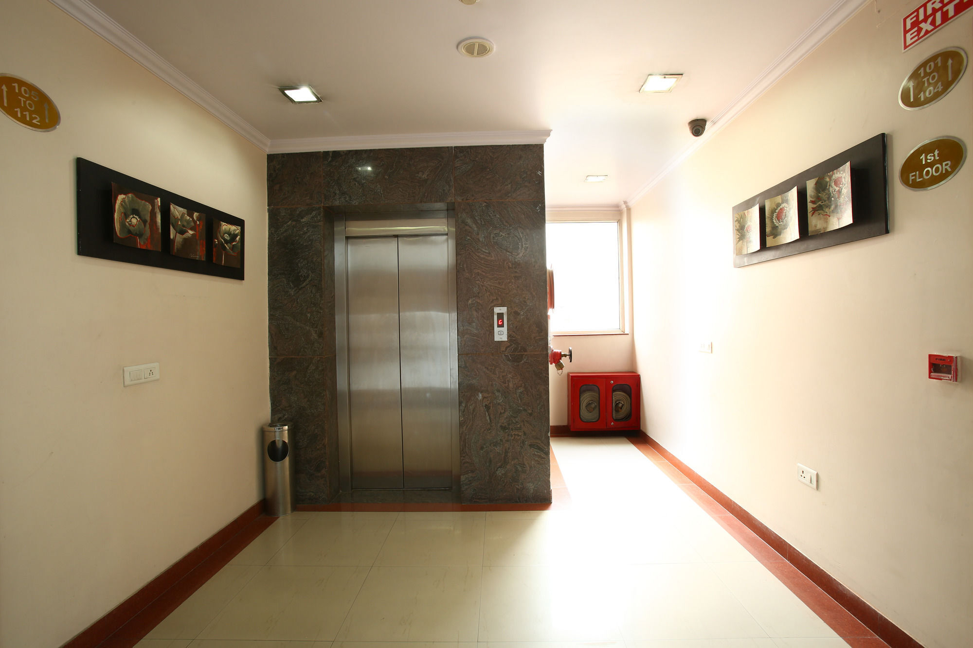 Emblem Hotel Sector 14 Гургаон Экстерьер фото