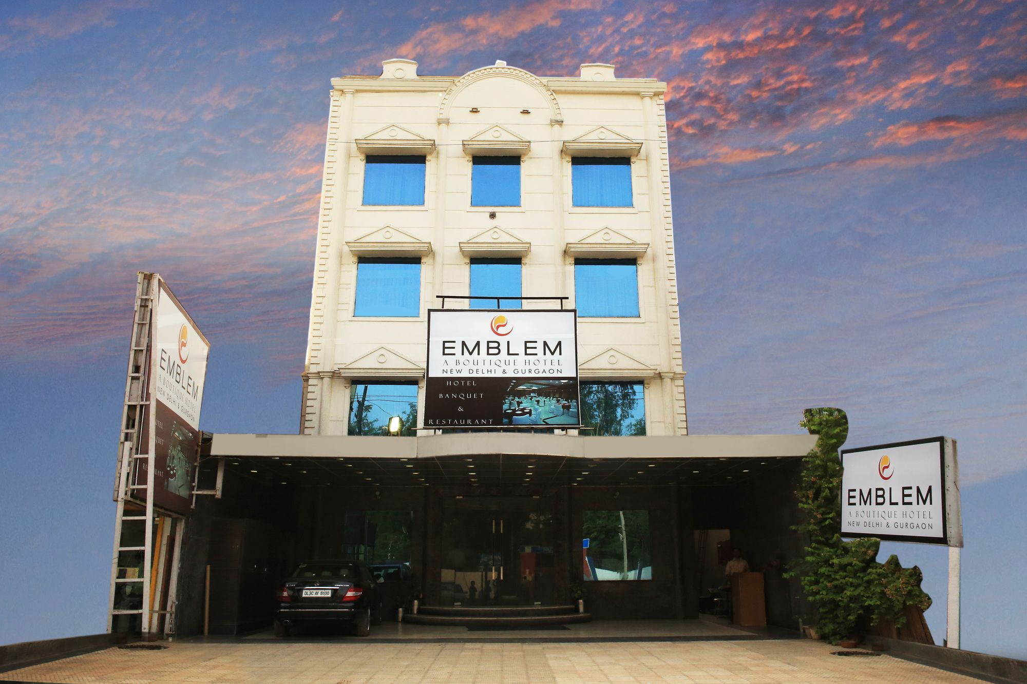 Emblem Hotel Sector 14 Гургаон Экстерьер фото