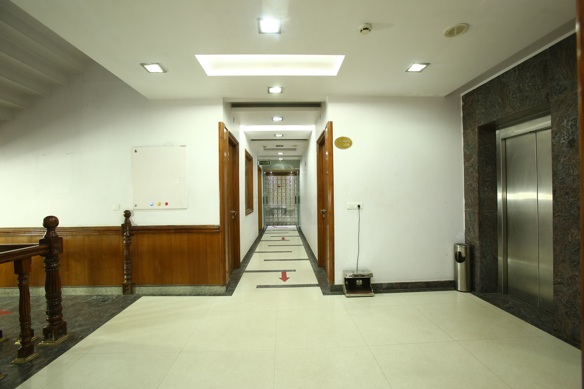 Emblem Hotel Sector 14 Гургаон Экстерьер фото